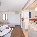 Spacious With Private Terrace شقة Pridvorje
