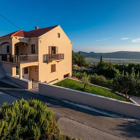 Spacious With Private Terrace * Pridvorje