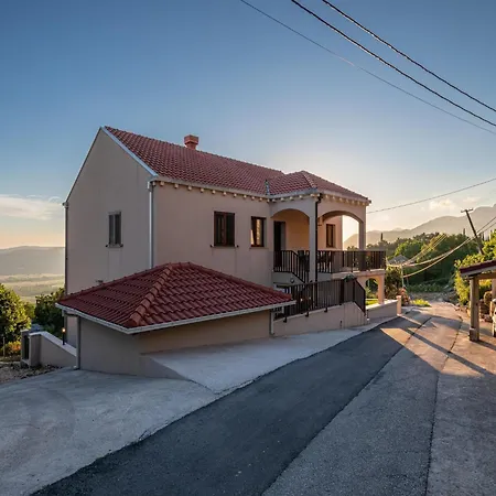 Spacious With Private Terrace Pridvorje