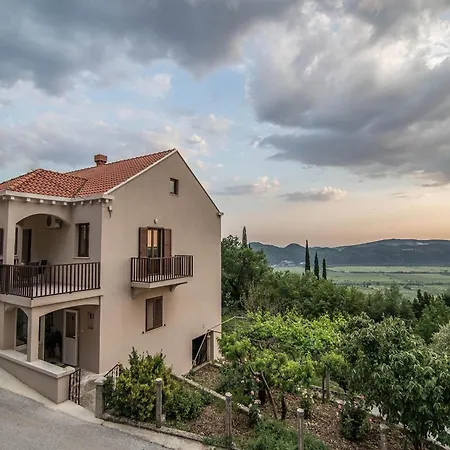 Spacious With Private Terrace Apartman