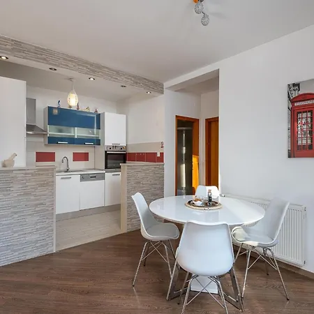 Spacious With Private Terrace Apartman Pridvorje