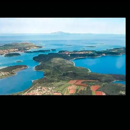 Spacious With Private Terrace Apartman