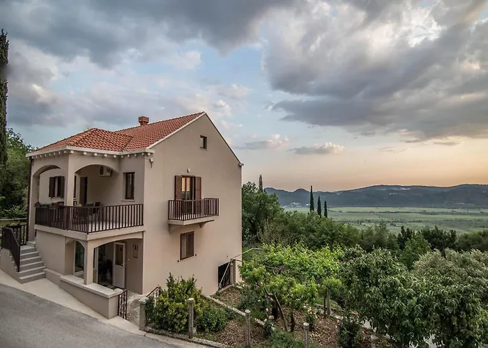 Spacious With Private Terrace Apartman