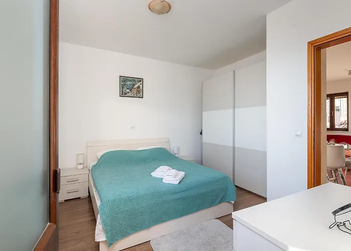 Spacious With Private Terrace Apartman